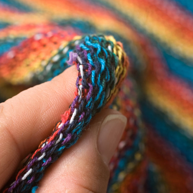 何通りも楽しめる!魔法のスヌード 【レインボー】 5 - 厚みはこのくらいです。とても使用しやすいサイズ感ですよ。