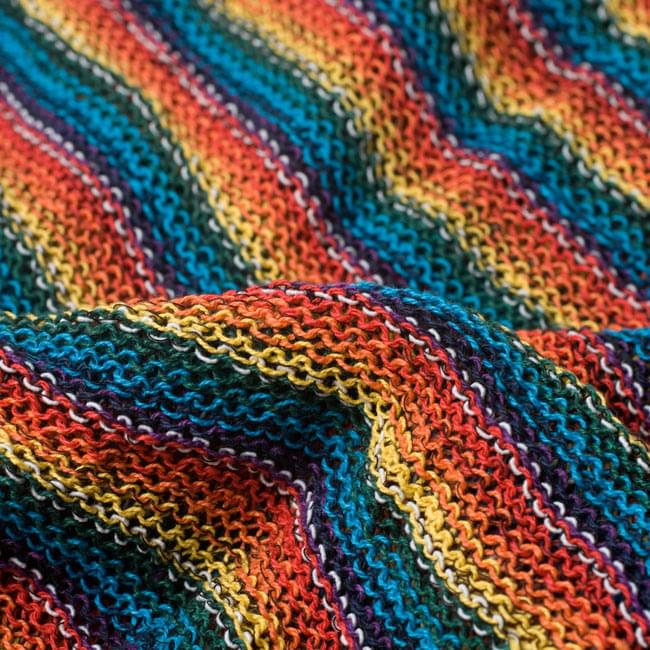 何通りも楽しめる!魔法のスヌード 【レインボー】 6 - 質感がわかるように撮ってみました。裏表で編み目は異なりますがどちらでもお好みでお楽しみ頂けます。