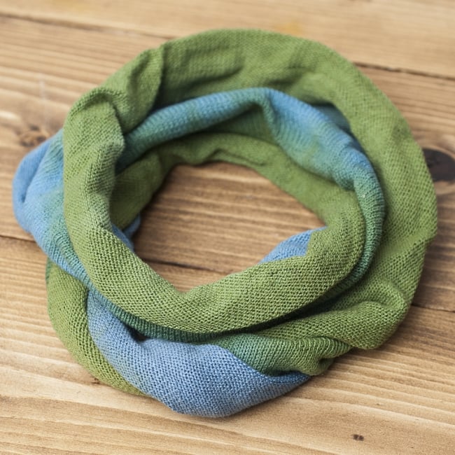 ネパールのカラフルリングターバン - 黄緑&水色の商品写真 3枚目 室内で見てみました。