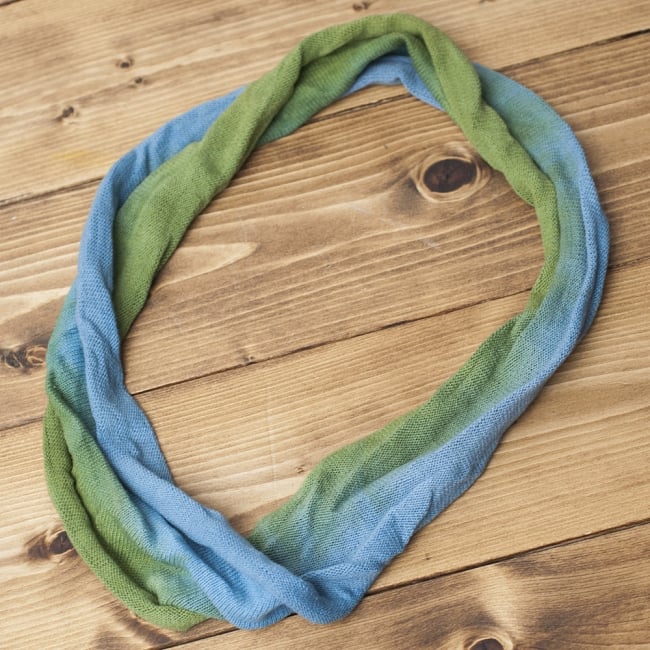 ネパールのカラフルリングターバン - 黄緑&水色の商品写真 4枚目 広げてみると、輪っか状になっています。