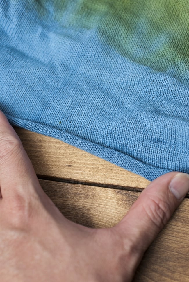 ネパールのカラフルリングターバン - 黄緑&水色の商品写真 5枚目 端っこはくるくると丸められています。ちくちくしない肌触りです。