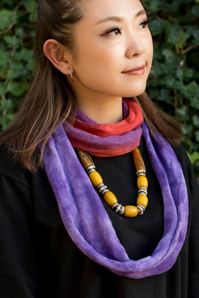 ネパールのカラフルリングターバン - 黄緑&水色の商品写真 6枚目 2本のターバンを用いて首にかけてみました。こんな使い方も素敵ですね。