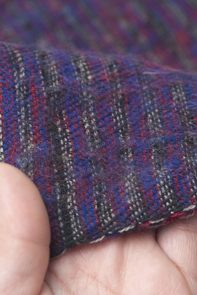 ふんわり起毛のライトスヌード - ダークプライマル 5 - 手に取ってみました。ふわっとした感触があり手触りもいいです。