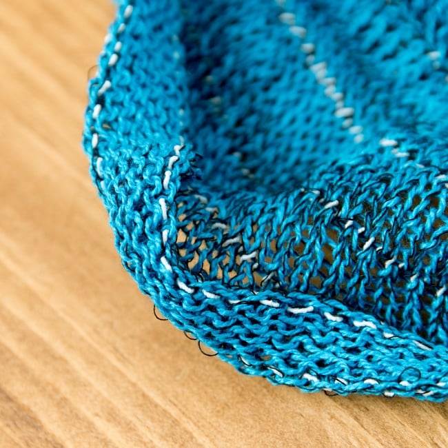 何通りも楽しめる！魔法のスヌード - ブルー 3 - 端は編みっぱなしでクルンとなっています。