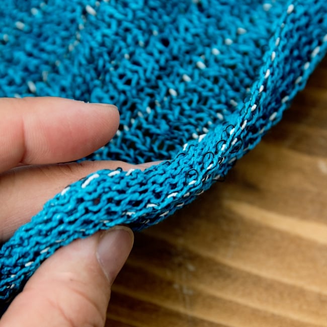 何通りも楽しめる！魔法のスヌード - ブルー 4 - 厚みはこのくらいです。とても使用しやすいサイズ感ですよ。