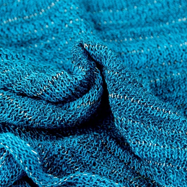 何通りも楽しめる！魔法のスヌード - ブルー 5 - 質感がわかるように撮ってみました。裏表で編み目は異なりますがどちらでもお好みでお楽しみ頂けます。