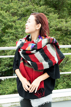 柔らかな起毛で温まる トライバル柄の機織りストール - サブ2