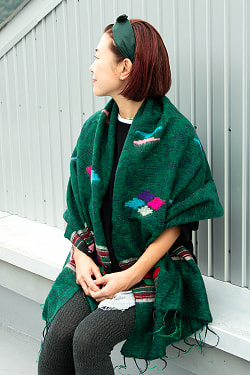 柔らかな起毛で温まる トライバル柄の機織りストール - サブ3