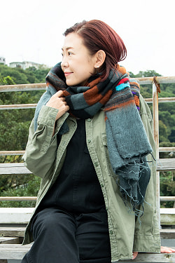 柔らかな起毛で温まる トライバル柄の機織りストール - サブ4