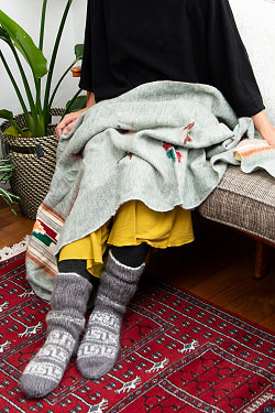 柔らかな起毛で温まる トライバル柄の機織りストール - サブ5