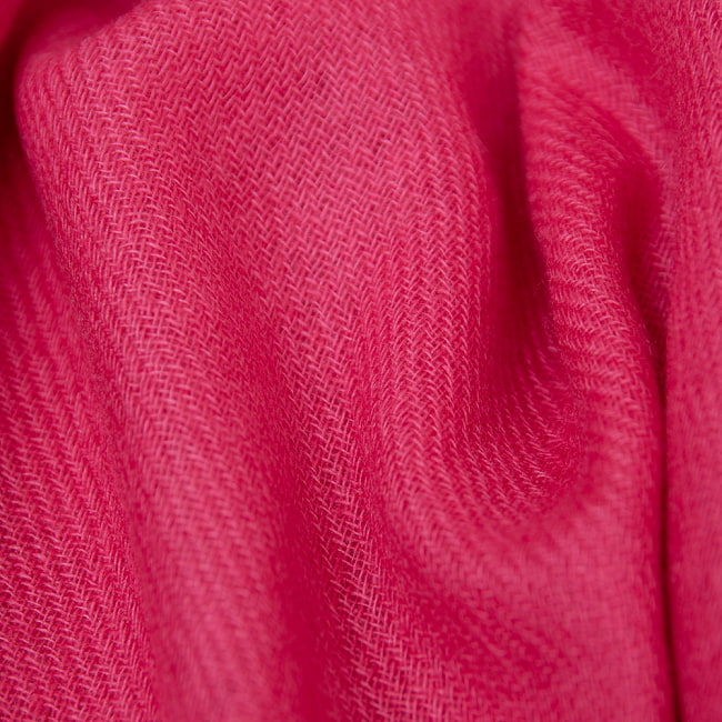 パシュミナ100% 大判手織りストール - チェリーピンク 3 - 拡大写真です。とても丁寧に織られています。