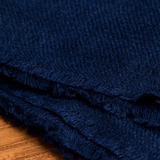 パシュミナ　カシミア100% 大判手織りストール - ネイビー 3 - 拡大写真です。とても丁寧に織られています。