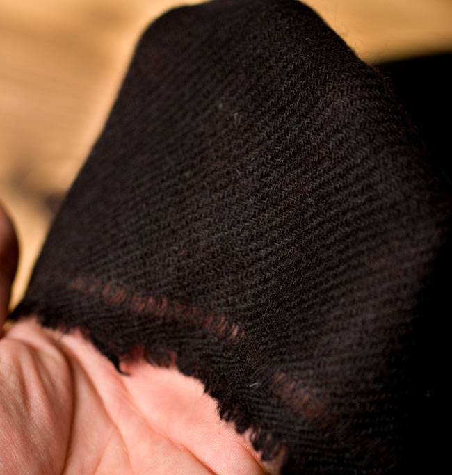 パシュミナ　カシミア100% 大判手織りストール - ブラック 6 - 手作りだからこその、機械では作れない一品です。