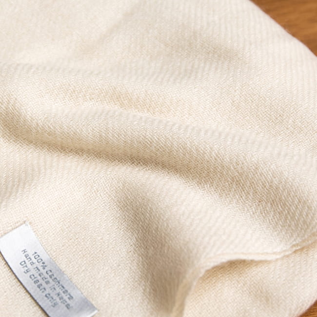 パシュミナ　カシミア100% 大判手織りストール - ホワイト 3 - 拡大写真です。とても丁寧に織られています。