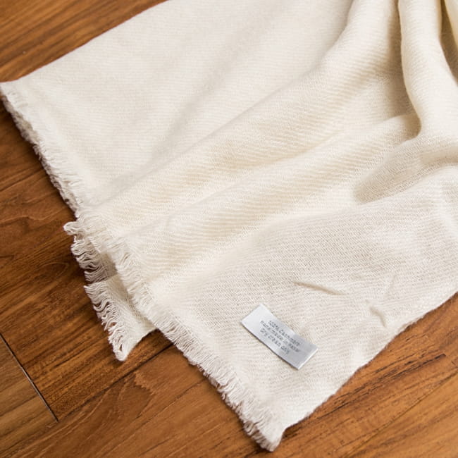 パシュミナ　カシミア100% 大判手織りストール - ホワイト 5 - 広げてみたところです。ストールやショールなど幅広い用途にお使いいただけます。