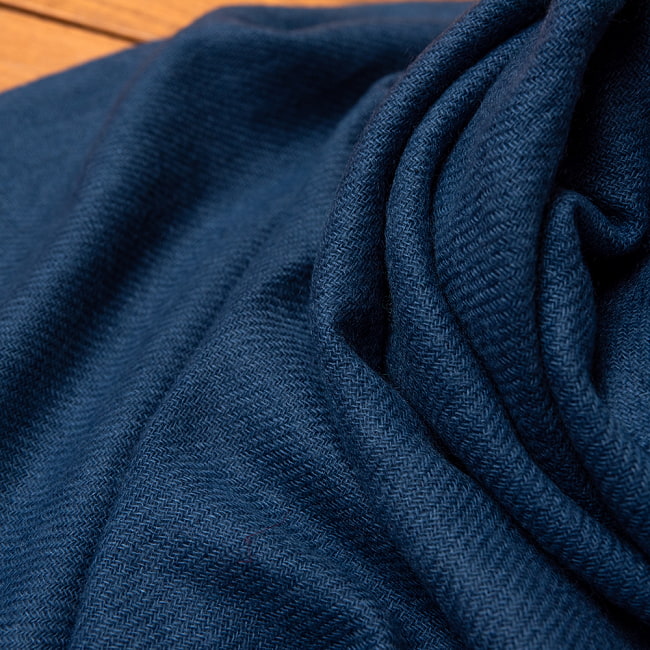 パシュミナ　カシミア100% 大判手織りストール - アイアンブルー 3 - 拡大写真です。とても丁寧に織られています。