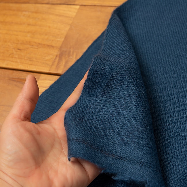 パシュミナ　カシミア100% 大判手織りストール - アイアンブルー 6 - 手作りだからこその、機械では作れない一品です。
