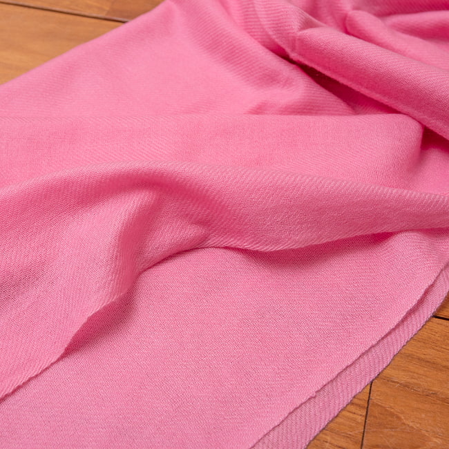 パシュミナ　カシミア100% 大判手織りストール - シクラメンピンク 5 - 広げてみたところです。ストールやショールなど幅広い用途にお使いいただけます。