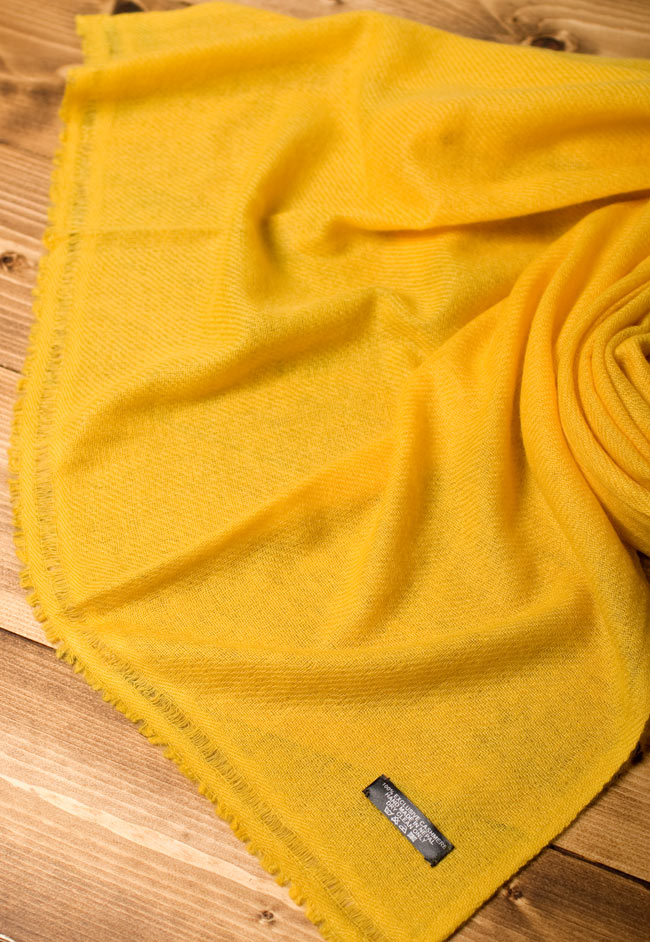 パシュミナ100% 大判手織りストール - イエロー 5 - 広げてみたところです。ストールやショールなど幅広い用途にお使いいただけます。