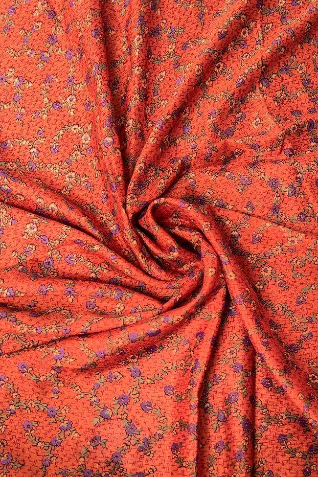 オールドサリーのスカーフ 約105cm×約105cm 【黄・オレンジ系】 2 - 質感がわかるように撮ってみました。柔らかくてとても扱いやすい布地です。