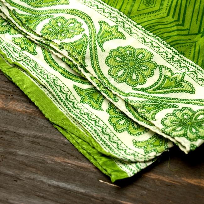 オールドサリーのスカーフ 約105cm×約105cm 【グリーン系】 2 - 質感がわかるように撮ってみました。柔らかくてとても扱いやすい布地です。