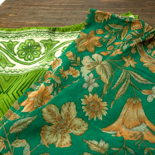 オールドサリーのスカーフ 約105cm×約105cm 【グリーン系】 4 - 別の角度から撮ってみました。