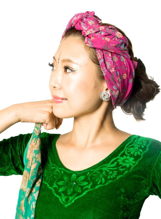 オールドサリーのスカーフ 約105cm×約105cm 【グリーン系】 5 - 頭にターバンのように巻いてみました。頭に巻くには十分なサイズです。