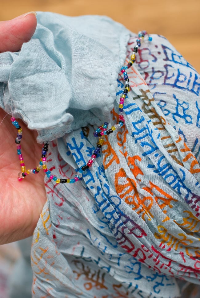 【マントラ】インドのクリンクルストール 5 - くしゃっとした加工が施されており、適度なふんわり感とさらりとした肌触りを演出してくれます。