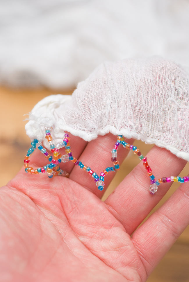 【マントラ】インドのクリンクルストール 4 - 淵の部分はこのようなデザインになっています。