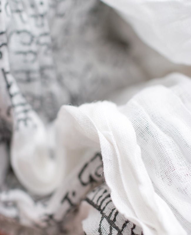 【マントラ】インドのクリンクルストール 5 - くしゃっとした加工が施されており、適度なふんわり感とさらりとした肌触りを演出してくれます。