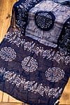 インドのバティック染めスカーフ - ネイビー＆ナチュラルの商品写真