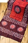 インドのバティック染めスカーフ - こげ茶＆オレンジの商品写真