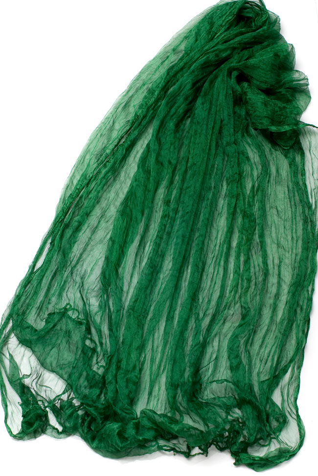 インドの薄ショール クリンクル ドゥパッタ - 緑 4 - 半分に折りたたんだドゥパッタを広げた写真です。インドらしく色彩豊かでパーフェクトな一枚。民族衣装はもちろんカジュアルな格好へもオススメです。