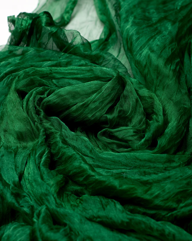 インドの薄ショール クリンクル ドゥパッタ - 緑 5 - 生地の拡大写真です