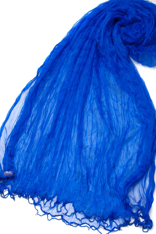 インドの薄ショール クリンクル ドゥパッタ - ブルー 4 - 半分に折りたたんだドゥパッタを広げた写真です。インドらしく色彩豊かでパーフェクトな一枚。民族衣装はもちろんカジュアルな格好へもオススメです。