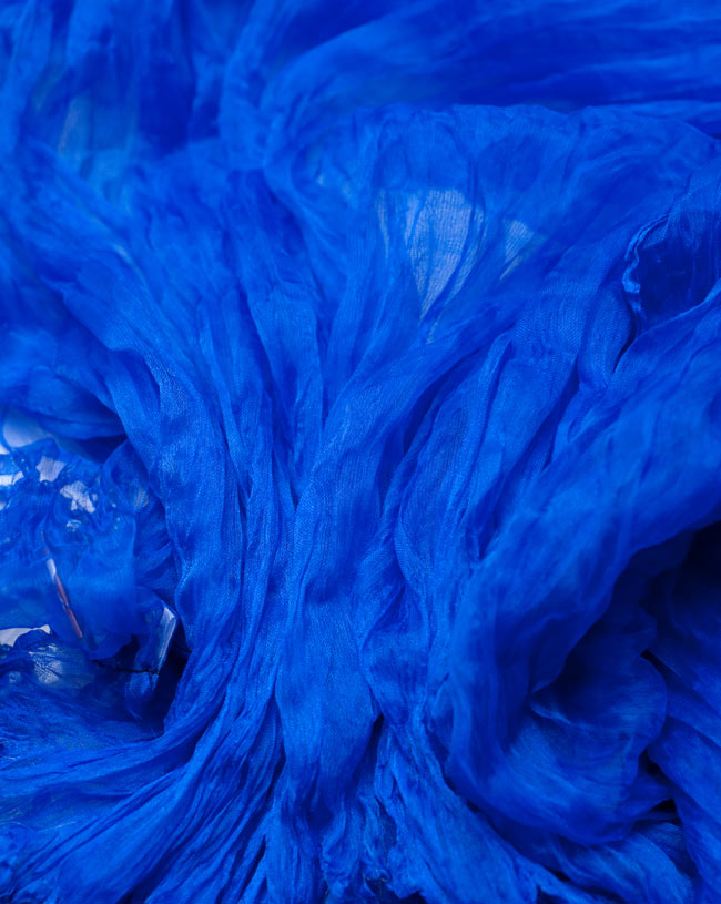 インドの薄ショール クリンクル ドゥパッタ - ブルー 5 - 生地の拡大写真です