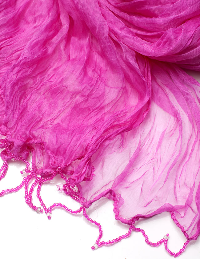 インドの薄ショール クリンクル ドゥパッタ - ピンク 3 - 透け感のある生地に、ビーズがデコレーションされています