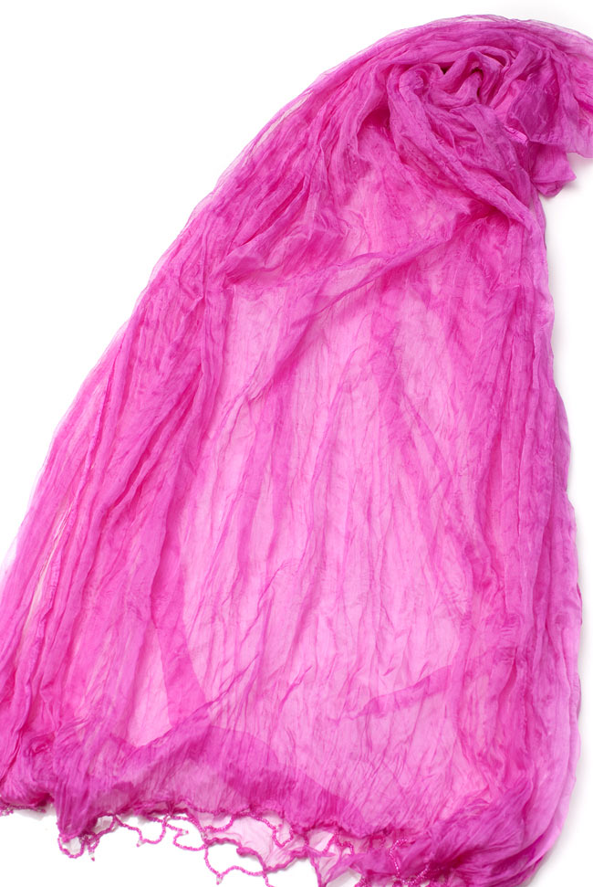 インドの薄ショール クリンクル ドゥパッタ - ピンク 4 - 半分に折りたたんだドゥパッタを広げた写真です。インドらしく色彩豊かでパーフェクトな一枚。民族衣装はもちろんカジュアルな格好へもオススメです。