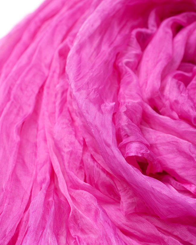 インドの薄ショール クリンクル ドゥパッタ - ピンク 5 - 生地の拡大写真です