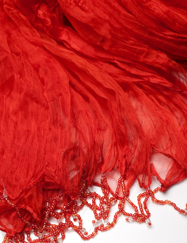 インドの薄ショール クリンクル ドゥパッタ - ブラッドオレンジ 3 - 透け感のある生地に、ビーズがデコレーションされています