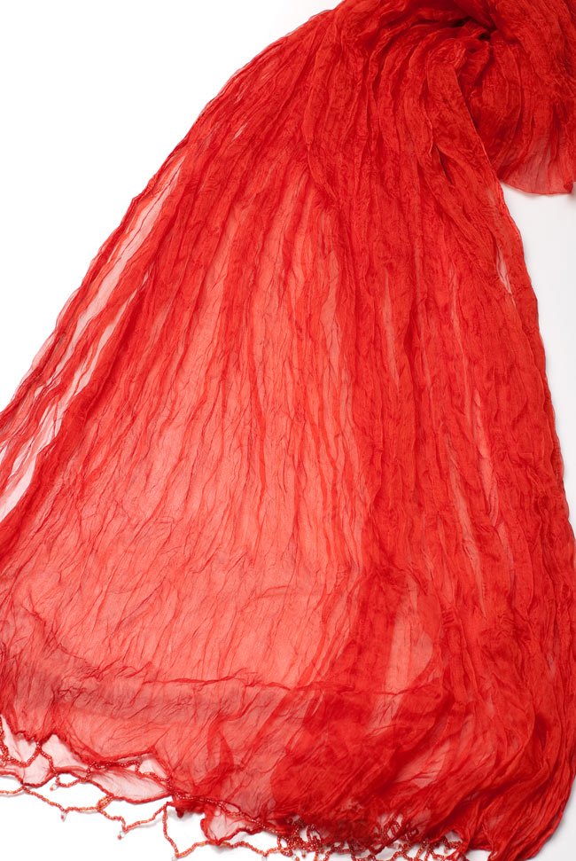 インドの薄ショール クリンクル ドゥパッタ - ブラッドオレンジ 4 - 半分に折りたたんだドゥパッタを広げた写真です。インドらしく色彩豊かでパーフェクトな一枚。民族衣装はもちろんカジュアルな格好へもオススメです。