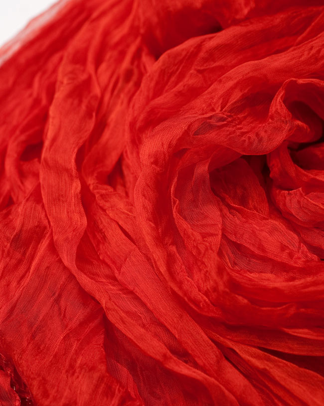 インドの薄ショール クリンクル ドゥパッタ - ブラッドオレンジ 5 - 生地の拡大写真です