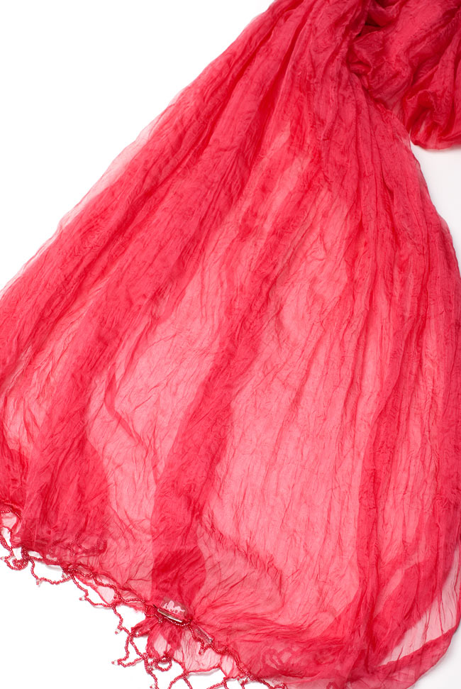 インドの薄ショール クリンクル ドゥパッタ - サーモンピンク 4 - 半分に折りたたんだドゥパッタを広げた写真です。インドらしく色彩豊かでパーフェクトな一枚。民族衣装はもちろんカジュアルな格好へもオススメです。