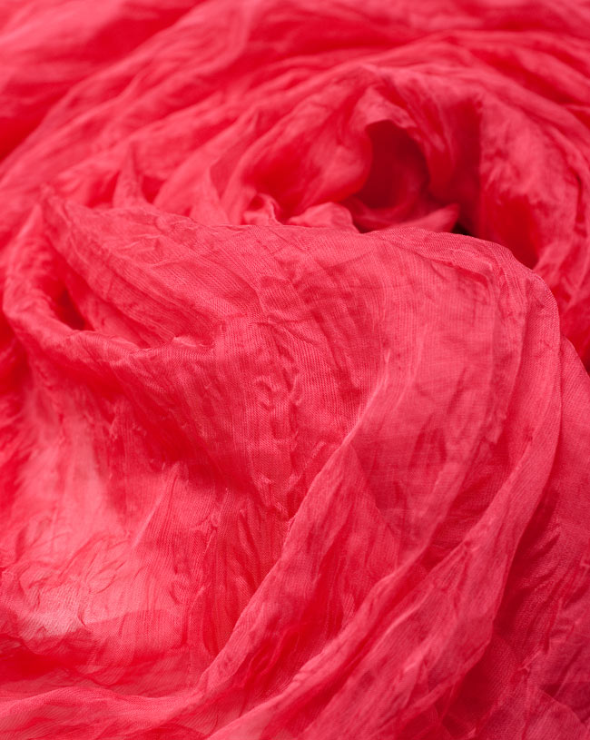 インドの薄ショール クリンクル ドゥパッタ - サーモンピンク 5 - 生地の拡大写真です