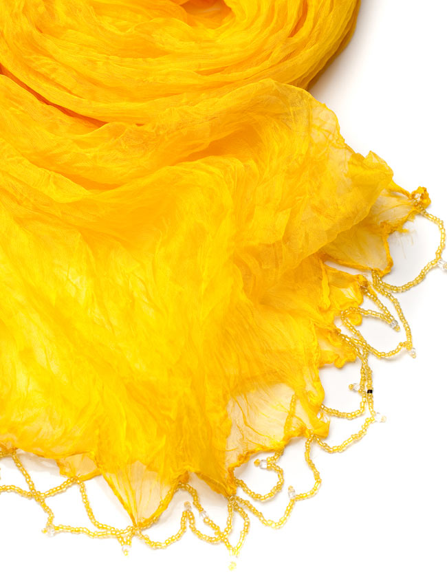 インドの薄ショール クリンクル ドゥパッタ - イエロー 3 - 透け感のある生地に、ビーズがデコレーションされています