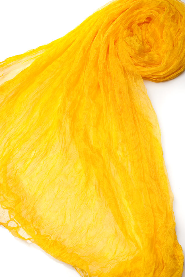 インドの薄ショール クリンクル ドゥパッタ - イエロー 4 - 半分に折りたたんだドゥパッタを広げた写真です。インドらしく色彩豊かでパーフェクトな一枚。民族衣装はもちろんカジュアルな格好へもオススメです。