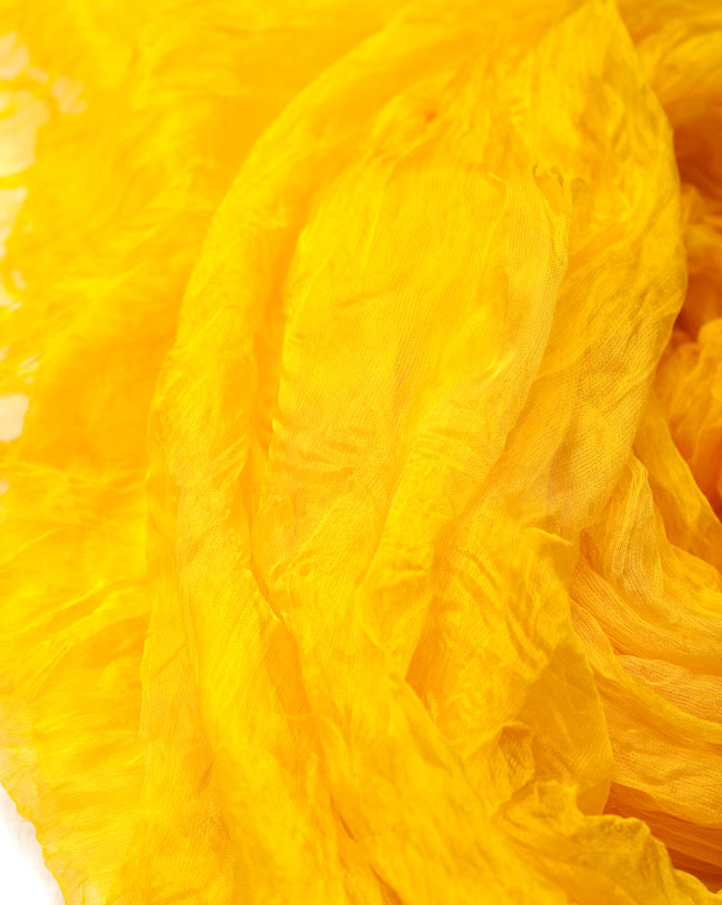 インドの薄ショール クリンクル ドゥパッタ - イエロー 5 - 生地の拡大写真です
