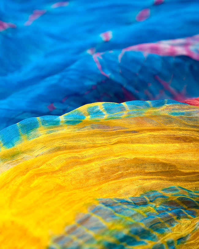 インドの薄ショール クリンクル タイダイドゥパッタ - スカイブルー 4 - 生地の拡大写真です