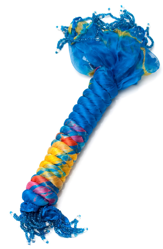 インドの薄ショール クリンクル タイダイドゥパッタ - スカイブルー 5 - このように巻くことで、独特の色合いとクリンクルなフワフワした質感を生み出しています。