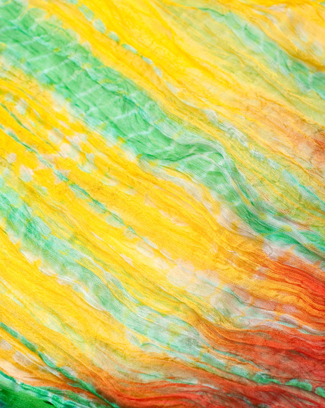 インドの薄ショール クリンクル タイダイドゥパッタ - 黄緑 4 - 生地の拡大写真です